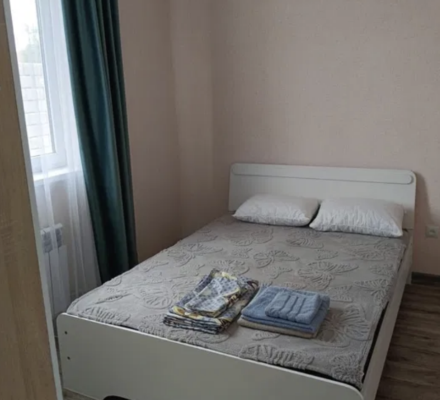 Спальня с кроватью и свежими полотенцами