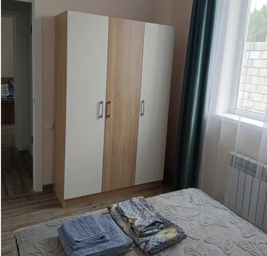 Шкаф в спальне с аккуратной отделкой