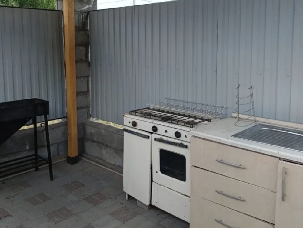 Открытая кухня с плитой и мойкой