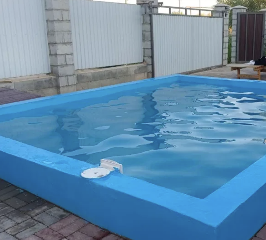 Бассейн с голубой рамкой