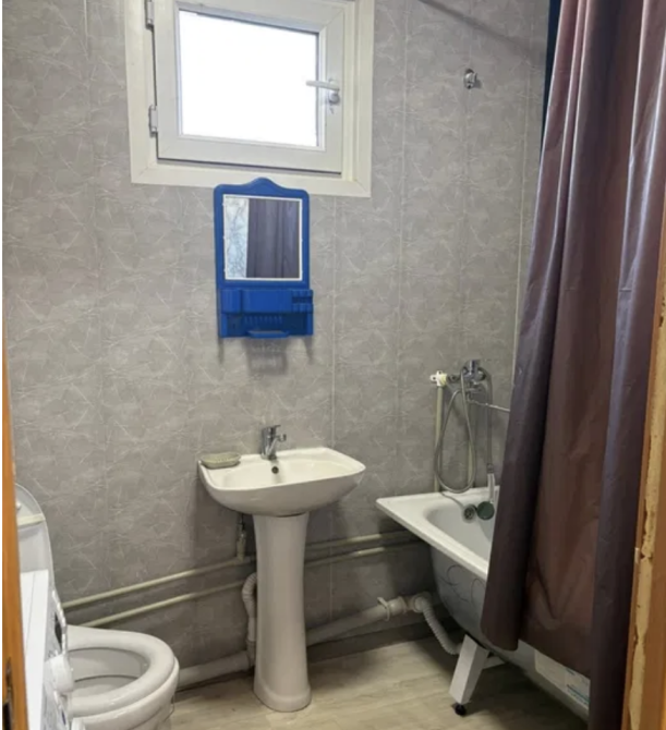 Ванная комната с раковиной, душем и окном