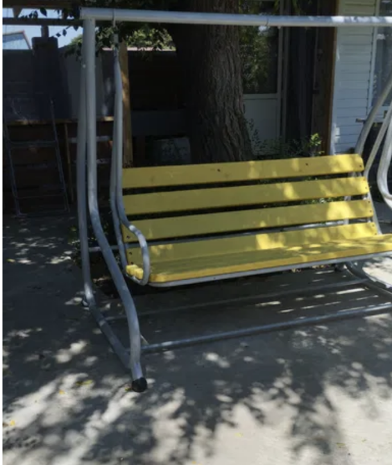 Желтая качелька на улице