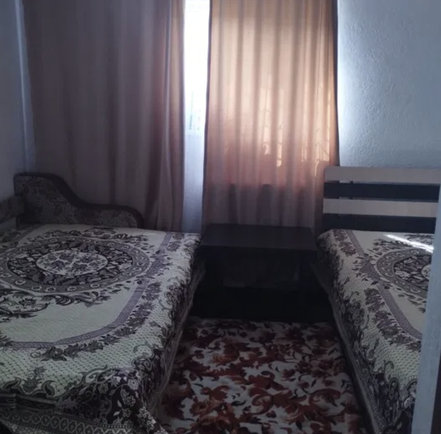 Комната с двумя односпальными кроватями и столиком