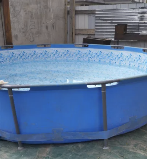 Круглый синий бассейн с прозрачной водой