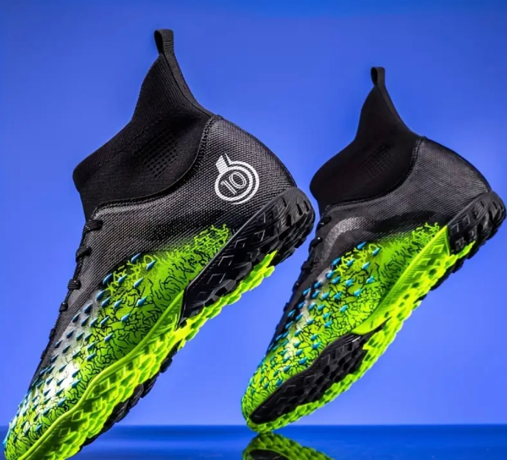 Жарқын үстімен және қара табанымен көк фонда ұсынылған кроссовкалар