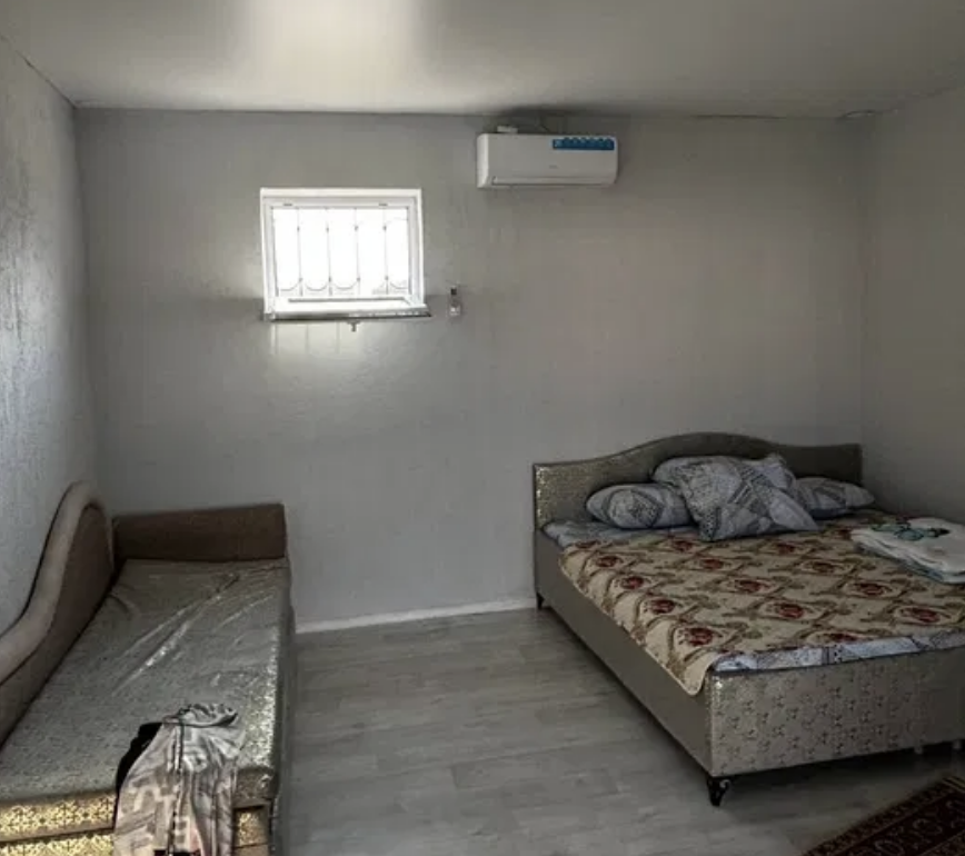 Спальня с диванами и кроватью