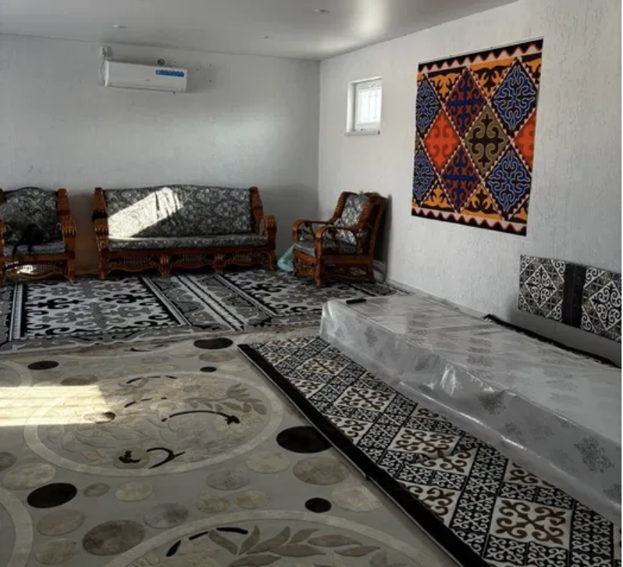 Интерьер комнаты с комфортабельной мебелью и коврами