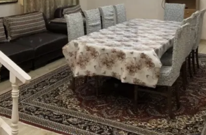 Ақ дастарханмен асхана үстелі және интерьердегі диван