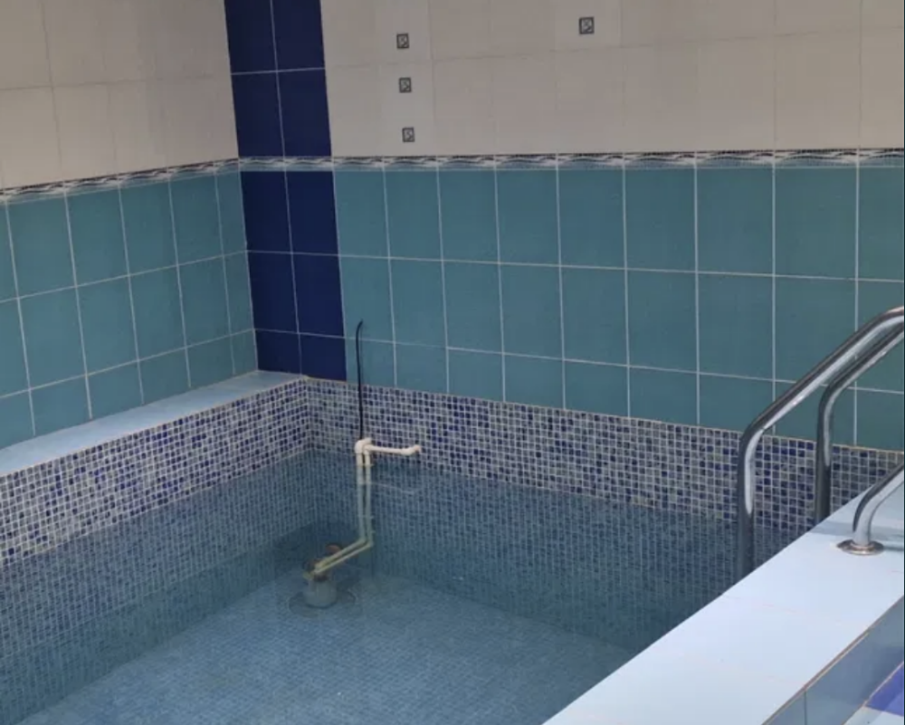 Бассейн с голубой плиткой