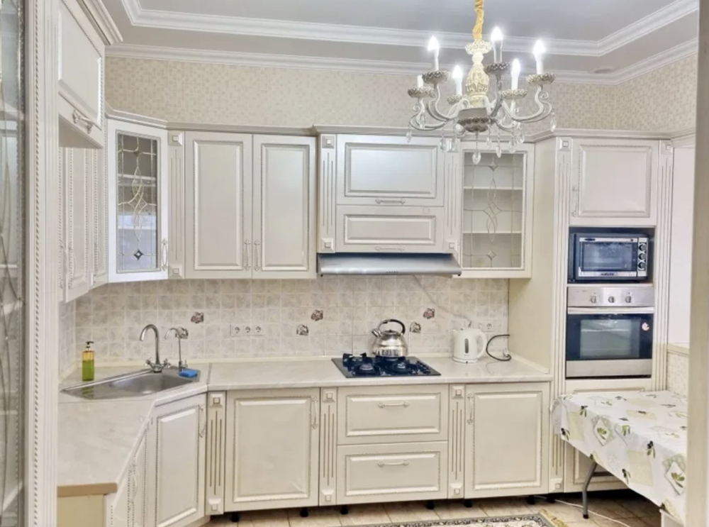 Ақ шкафтары бар ас үй