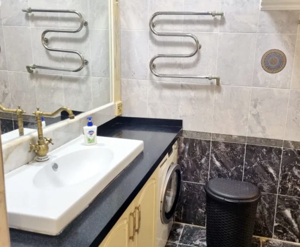 Жуынатын бөлме раковина мен кір жуу машинасымен