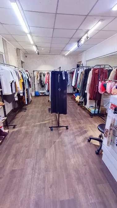 Киім дүкені вешалкалар мен өлшем бөлмесімен