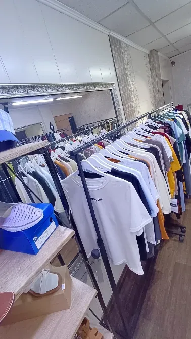 Раковиналармен түрлі-түсті киімдермен толтырылған сөрелер