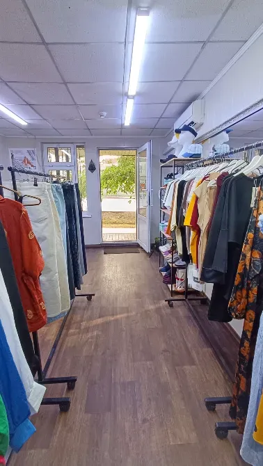 Дүкен коридоры, қойылған киімдермен