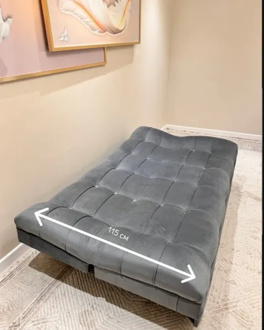Складной диван серого цвета, который можно разложить в кровать, с размерами 115 см