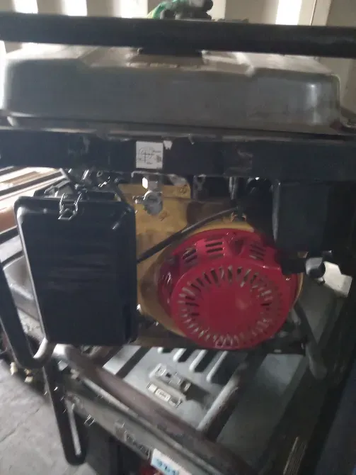 Қызыл желдеткіші бар генератор қозғалтқышы