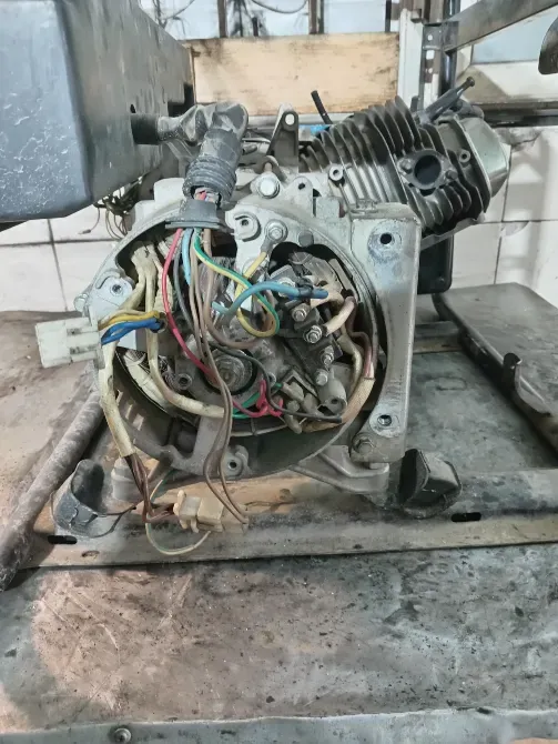 Бензогенератордың зақымдалған қозғалтқышы