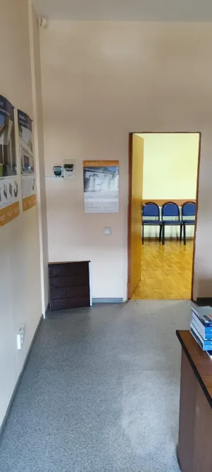 Коридор с дверью и стульями