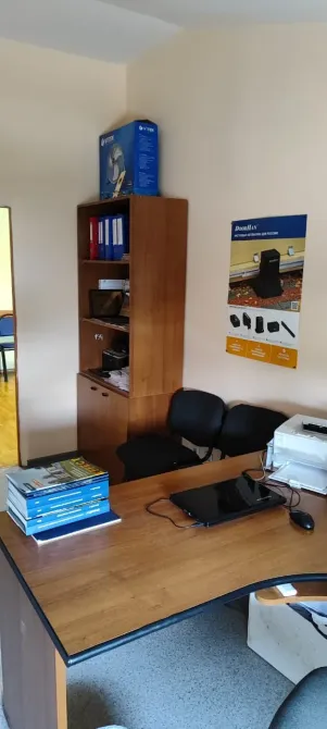 Офис с рабочим столом и библиотекой