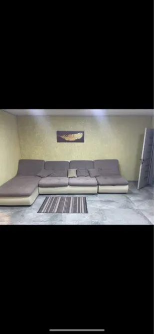 Ыңғайлы диванмен қонақ бөлмесі