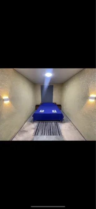 Екі адамдық төсекпен шағын бөлме