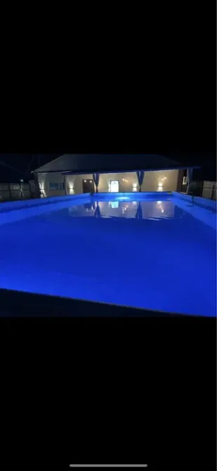 Кешкі уақытта жарықтандырылған бассейн