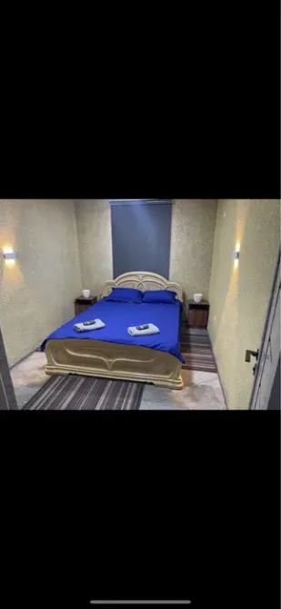 Төсек пен шамдары бар жайлы жатын бөлме