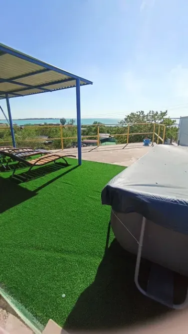 Открытая терраса с шезлонгами и бассейном