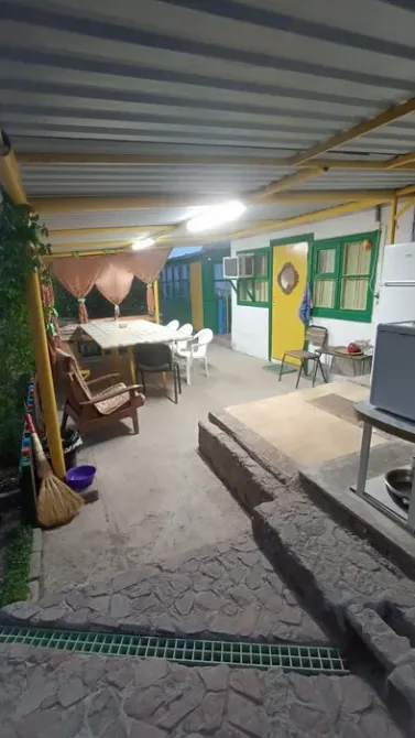 Обеденная зона с кухонной частью и входом в дом