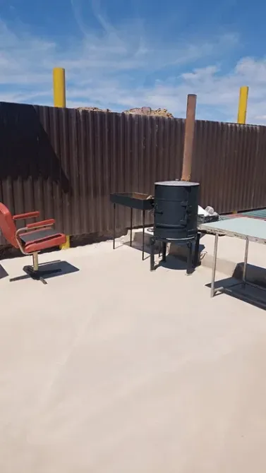 Открытая площадка с мангалом и стульями