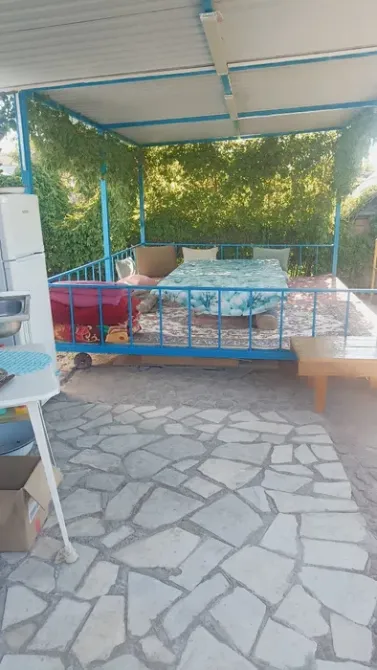 Открытая площадка с диваном и зеленью