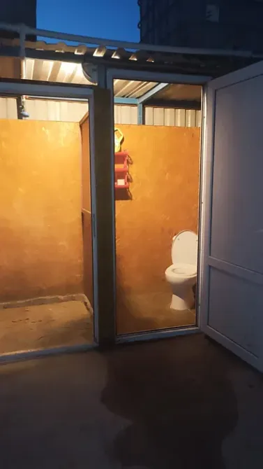 Туалет на улице с стеклянными дверями