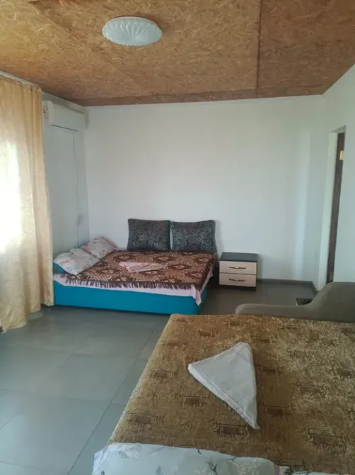 Комната с двумя кроватями и тумбой