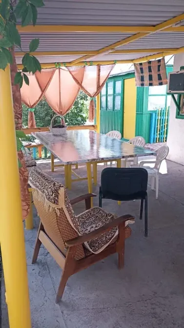 Обеденная зона с креслами и столом под крышей