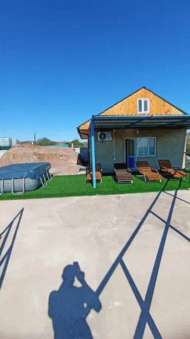 Снаружи дома с прилегающей территорией и шезлонгами