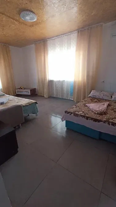 Комната с двумя кроватями и большим окном