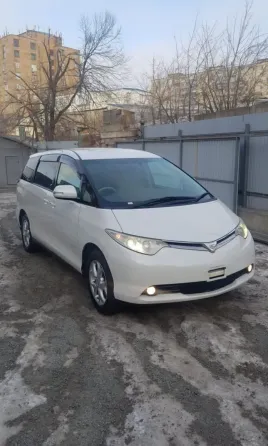 Серебристый автомобиль Toyota Camry на парковке