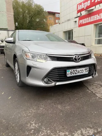 Серебристый автомобиль Toyota Camry на парковке