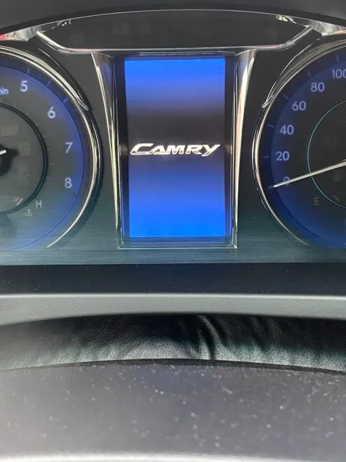 Приборная панель Toyota Camry с логотипом