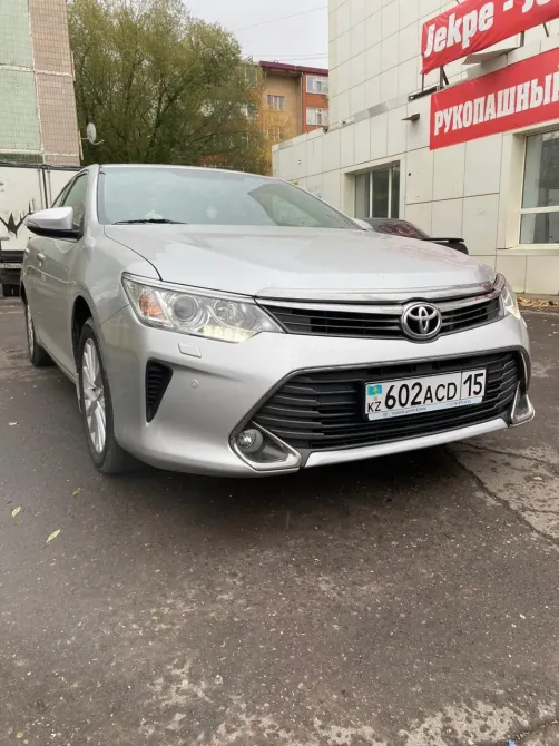Серебристый автомобиль Toyota Camry на парковке