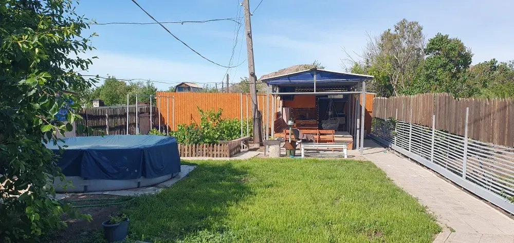 Уютный дачный участок с домиком на фоне зелёного сада и бассейна