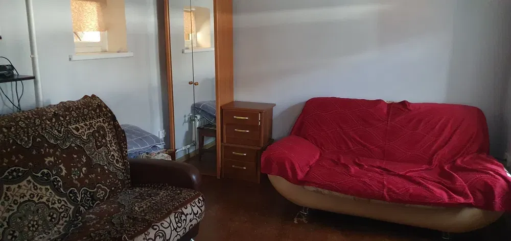 Комната с диваном и креслом, светлые стены