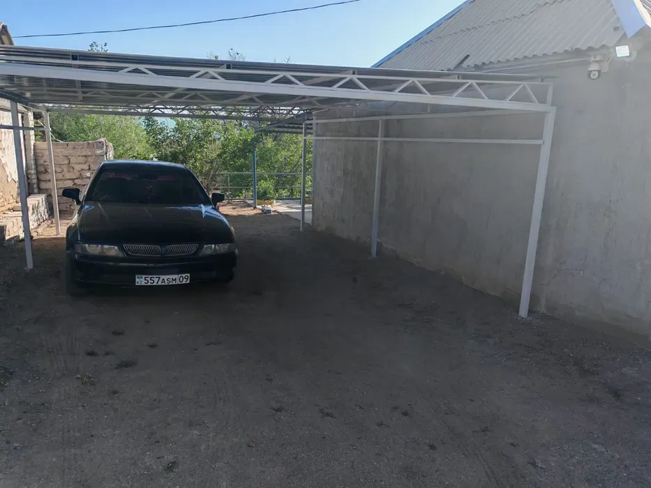 Навес для автомобиля на грунтовой площадке