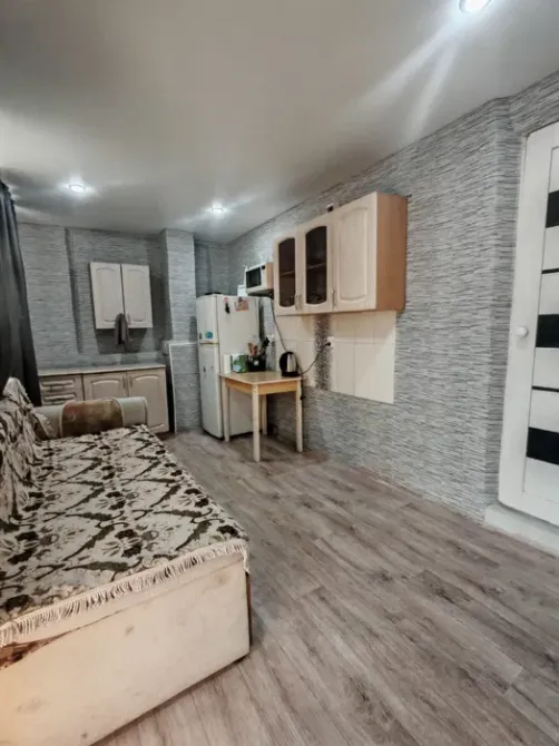 Кухня с обеденным столом и бытовой техникой