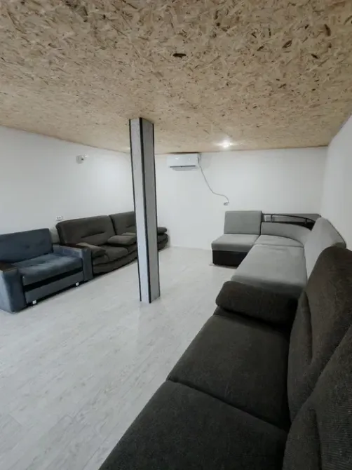 Комната с мягкими диванами и современными удобствами