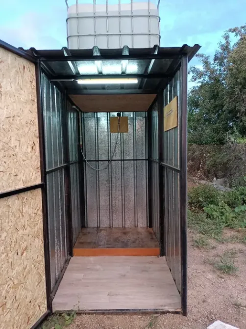 Душевая кабина в отдельной постройке с системой водоснабжения