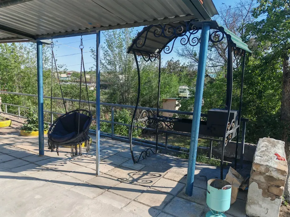 Качели и гриль в зоне отдыха с видом на природу