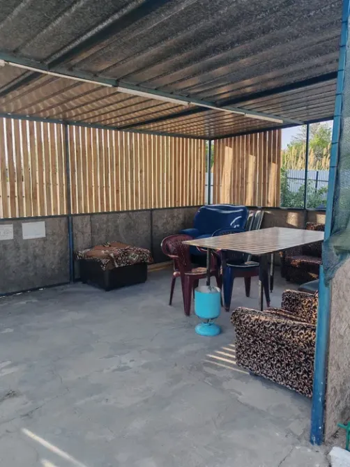 Открытая зона отдыха с столом и мягкими креслами