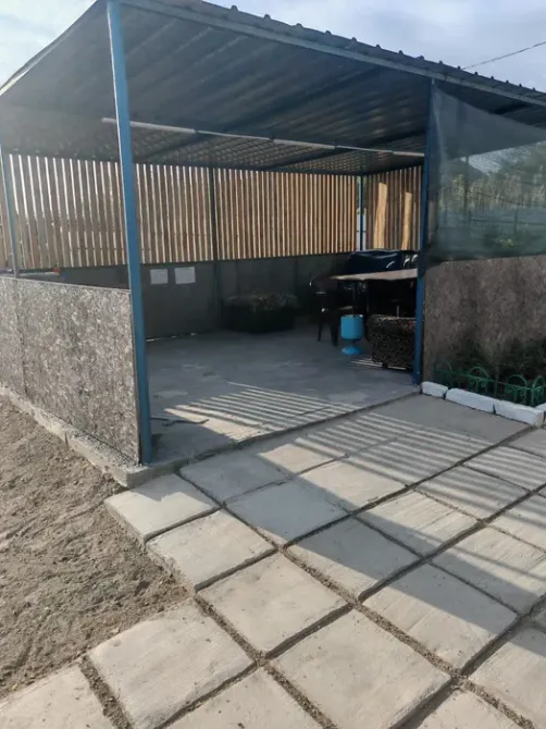 Открытая площадка с крышей и плиткой на полу