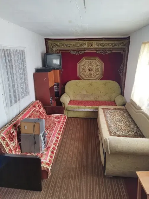 Телевизор мен дивандары бар қонақ бөлмесі